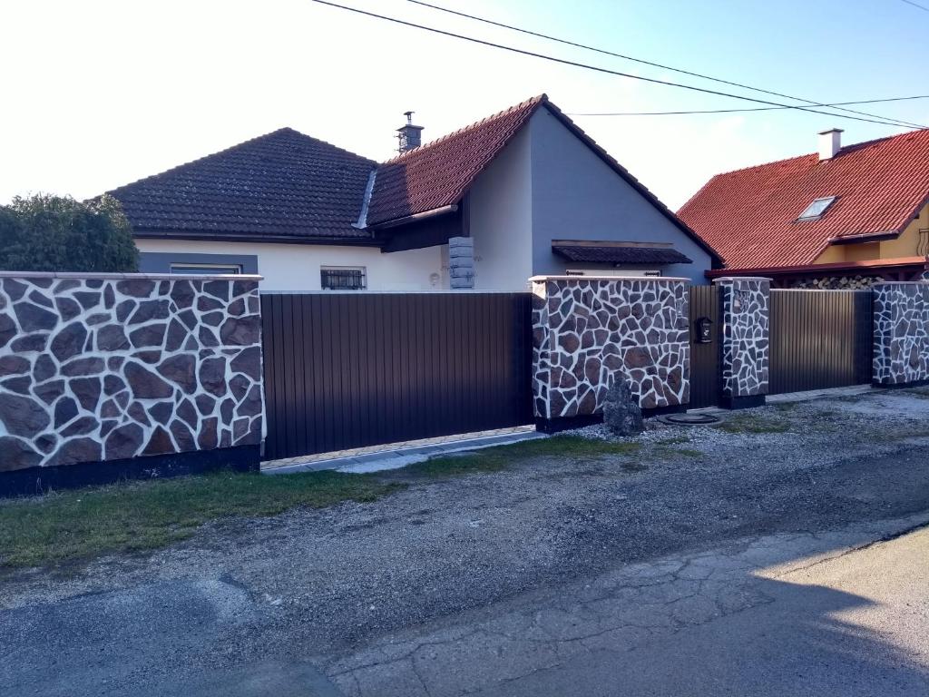 Tòa nhà nơi nhà khách tọa lạc