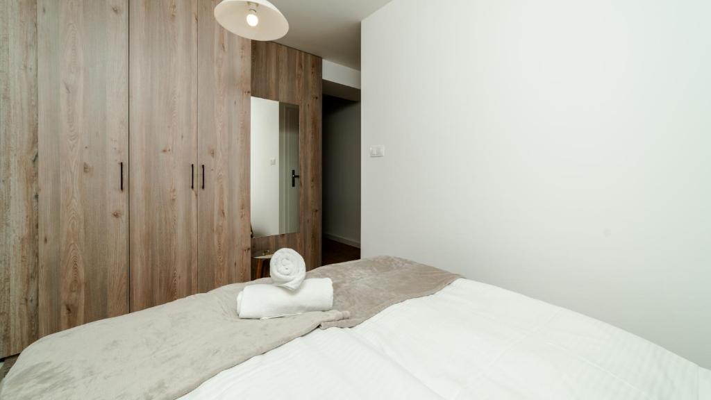 Posteľ alebo postele v izbe v ubytovaní Apartamenty EverySky - Wyspiańskiego 4