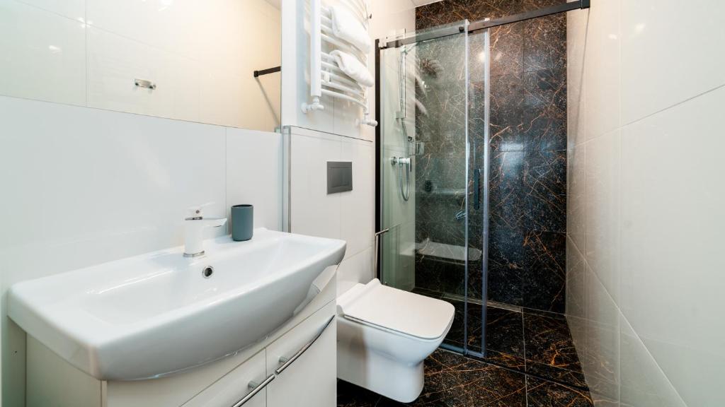 Kúpeľňa v ubytovaní Apartamenty EverySky - Wyspiańskiego 4