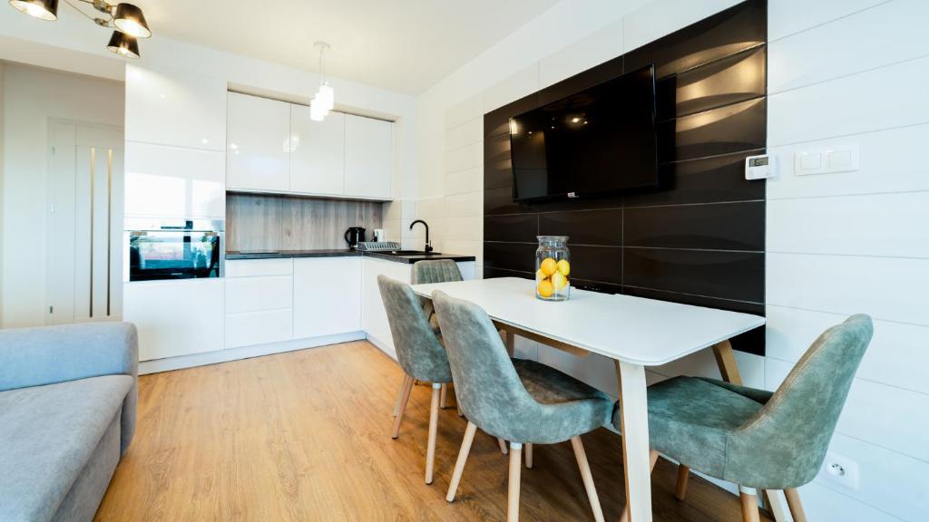 Kuchyňa alebo kuchynka v ubytovaní Apartamenty EverySky - Wyspiańskiego 4