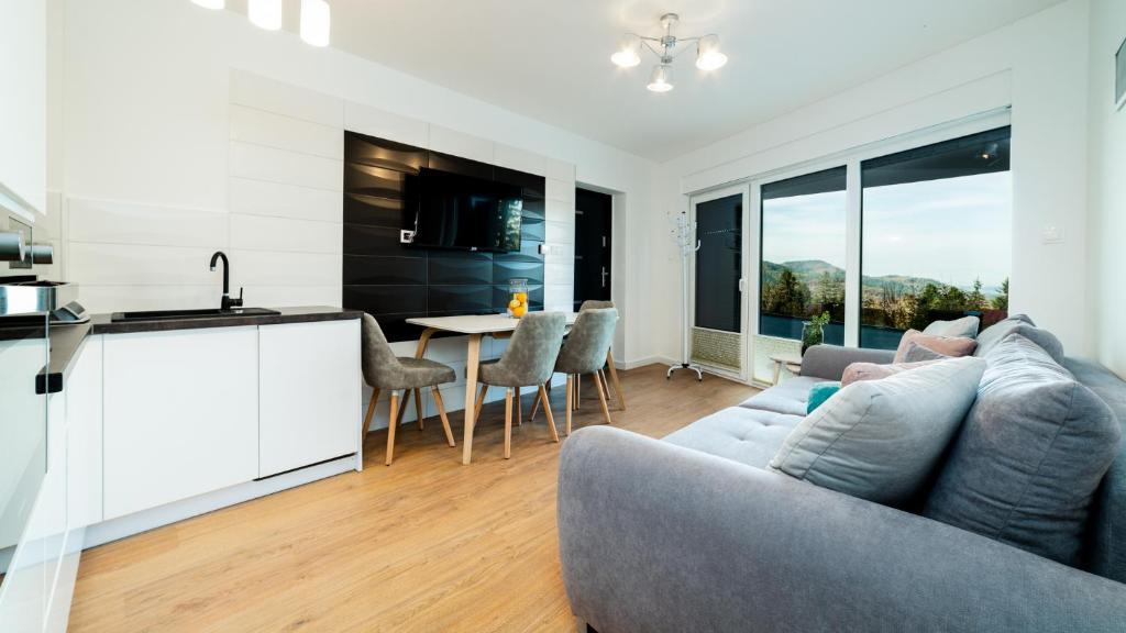 Kuchyňa alebo kuchynka v ubytovaní Apartamenty EverySky - Wyspiańskiego 4