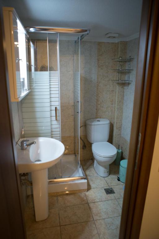 łazienka z toaletą, umywalką i prysznicem w obiekcie Kosmos Service Apartment OPEN VIEW 1 w Salonikach
