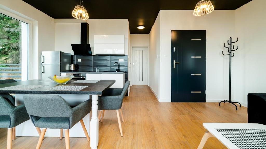 Kuchyňa alebo kuchynka v ubytovaní Apartamenty EverySky - Wyspiańskiego 4
