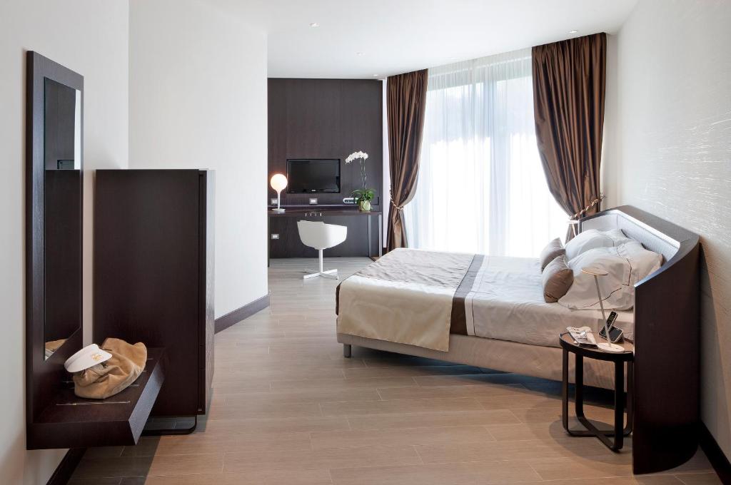 Postel nebo postele na pokoji v ubytování Isola di Albarella Golf Hotel