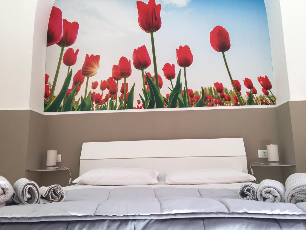 - une chambre avec une fresque murale en tulipes rouges dans l'établissement Cortile Cerami, à Catane
