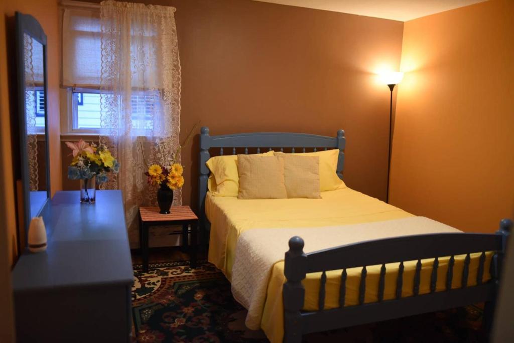 Кровать или кровати в номере Beautiful Room near JFK and close to LaGuardia Airports
