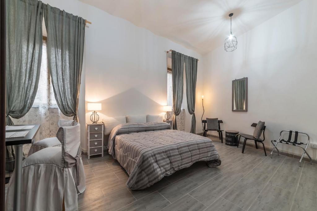 sypialnia z łóżkiem, biurkiem i oknem w obiekcie Ad un passo da Villa Borghese Apartment w Rzymie