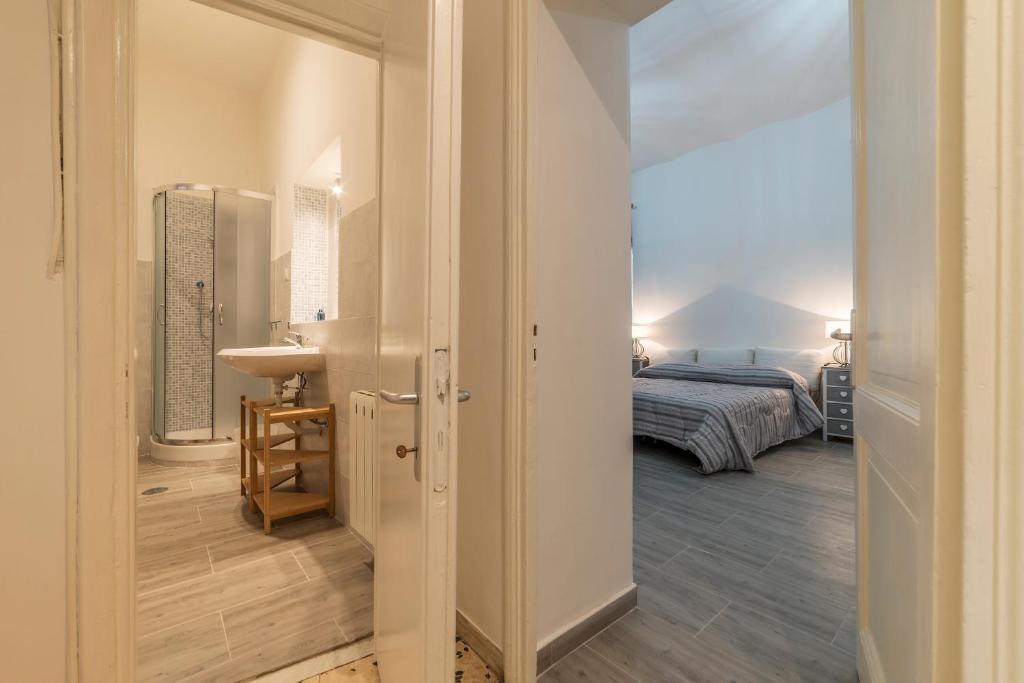 Łóżko lub łóżka w pokoju w obiekcie Ad un passo da Villa Borghese Apartment