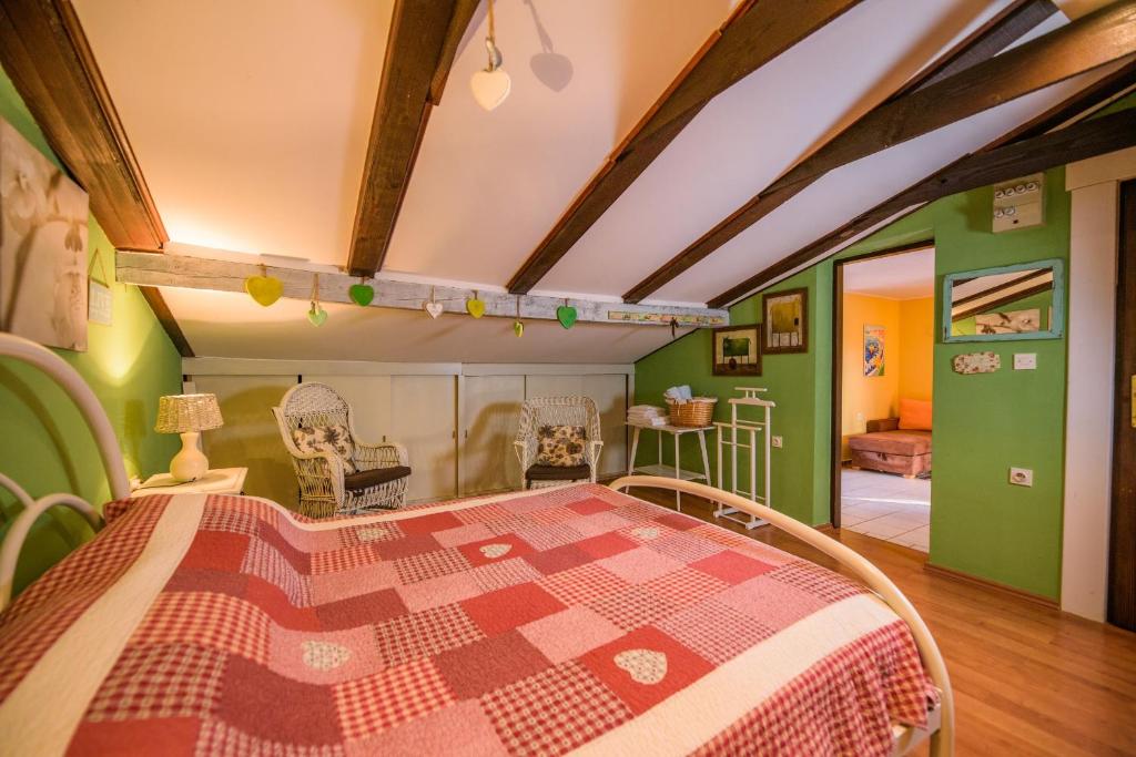 Łóżko lub łóżka w pokoju w obiekcie Seaside Holiday Home Lily