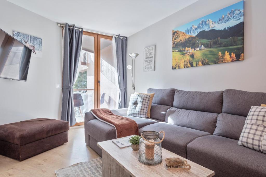 a living room with a couch and a table at Apartamento Renovado Baqueira 1500 in Naut Aran