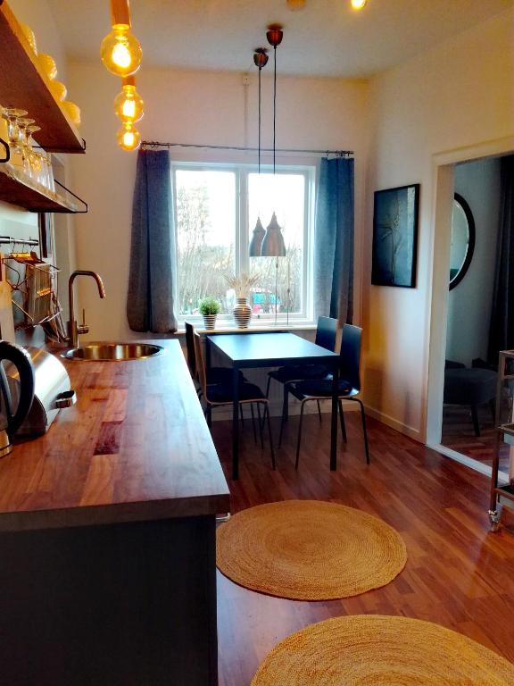 una cucina e un soggiorno con un tavolo e una sala da pranzo di Gårdshuset a Söderhamn