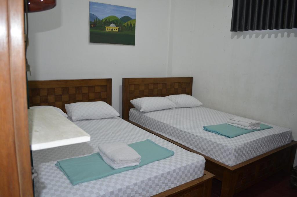 Postel nebo postele na pokoji v ubytování Sartika Hotel Prawirotaman