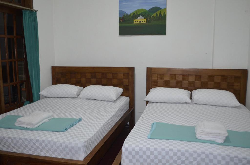 Postel nebo postele na pokoji v ubytování Sartika Hotel Prawirotaman