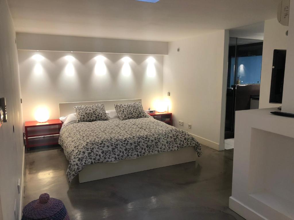 Postel nebo postele na pokoji v ubytování Loft en Las Arenas Getxo, junto puente colgante