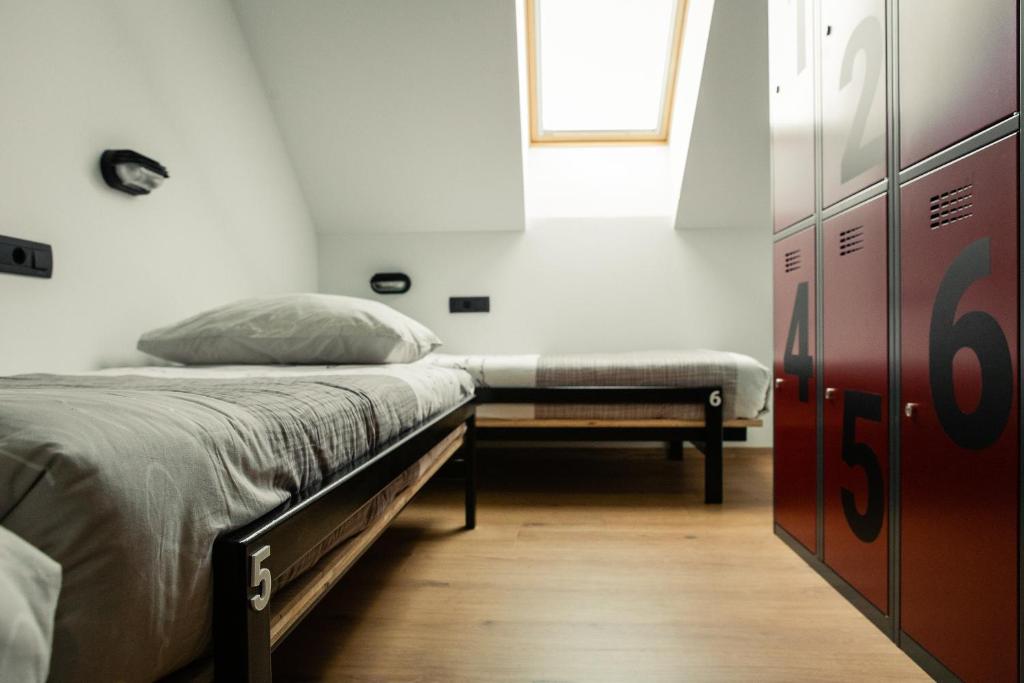 Postel nebo postele na pokoji v ubytování Hostel Vila Pohorje