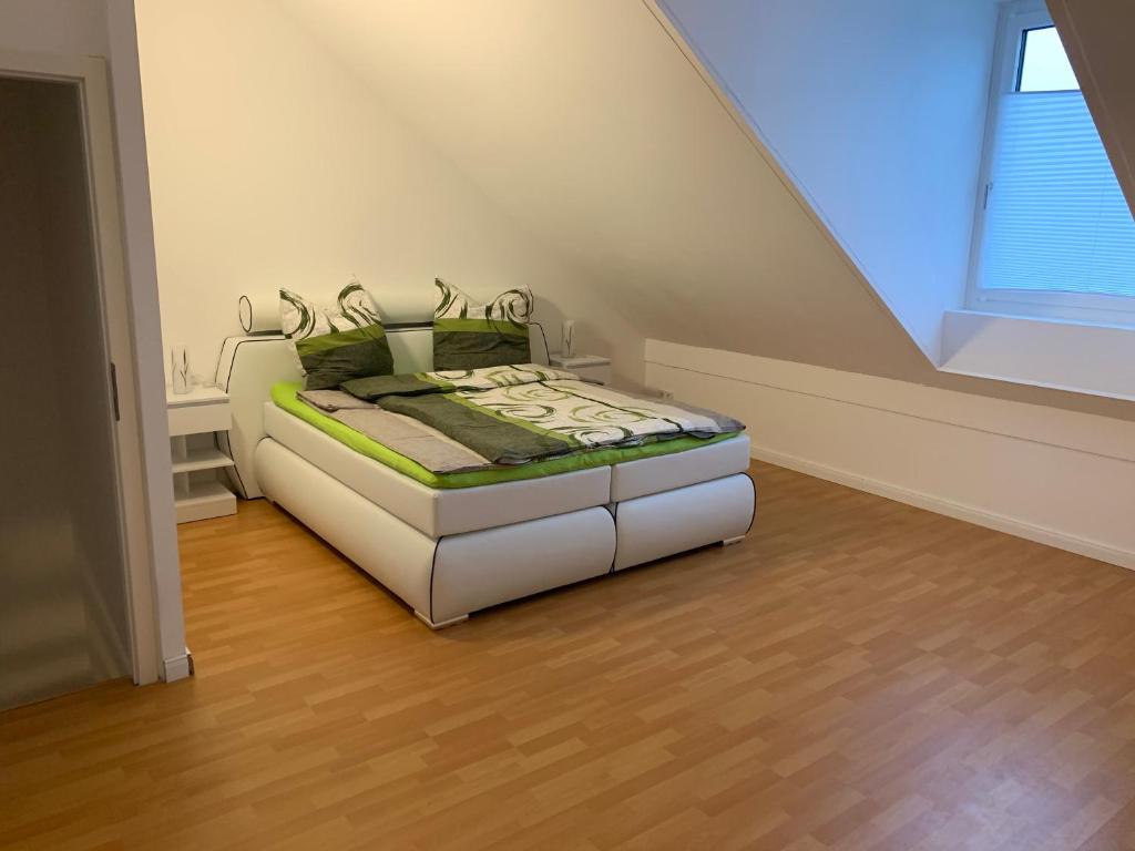1 dormitorio con 1 cama en el ático en Wunderschönes 140 qm Reihenhaus im Zeisigring 6, Kaltenkirchen en Kaltenkirchen