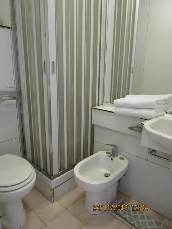 ein Bad mit einem WC und einem Waschbecken in der Unterkunft Casa S. Giuseppe di Cluny in Rom