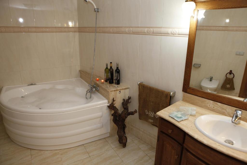 baño con bañera grande y lavamanos en Casa Rural Magnanimvs, en Vilafamés
