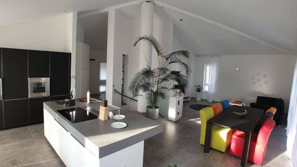 a kitchen and living room with a table and chairs at FeWo Püttlingen in Püttlingen