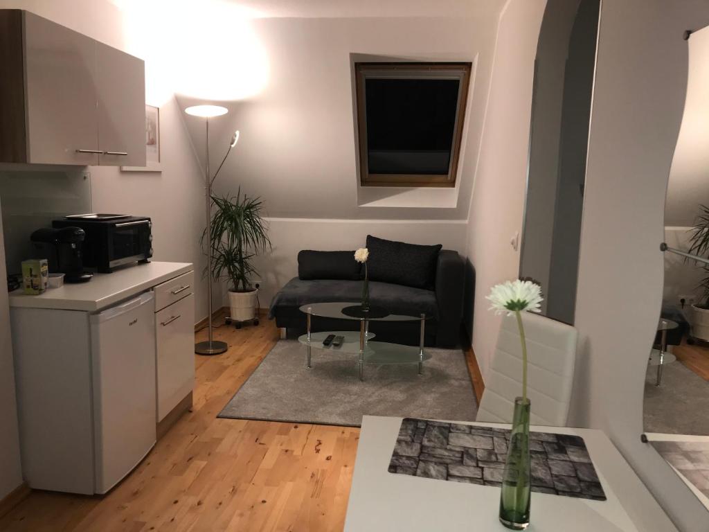 ein Wohnzimmer mit einem Sofa und einem Tisch in der Unterkunft Le Casa de Jeune in Düsseldorf
