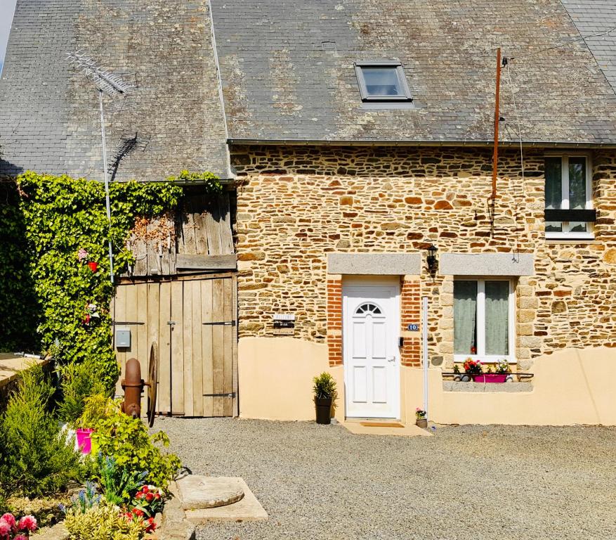 Aucey-la-PlaineにあるGite de Jade, Mont Saint Michelの白いドアと窓のあるレンガ造りの家