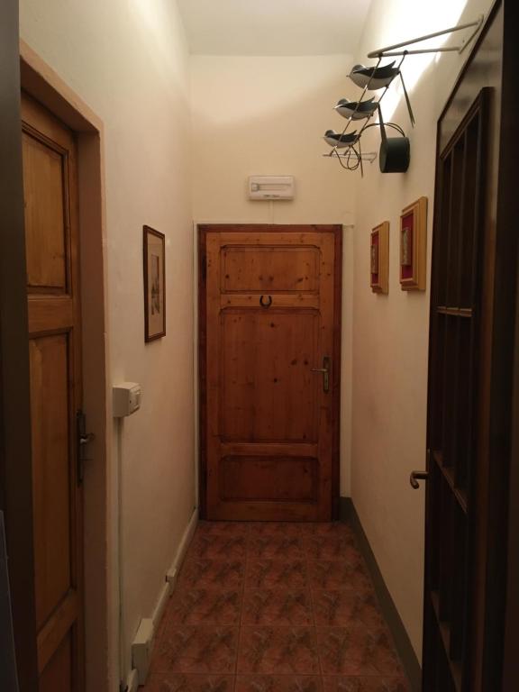 korytarz z drewnianymi drzwiami w pokoju w obiekcie Dimora Rossetti w mieście Volterra
