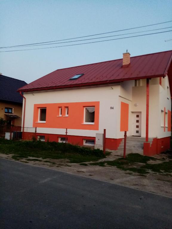 uma casa vermelha e branca com um telhado vermelho em Ivachnová 84 em Ivachnová