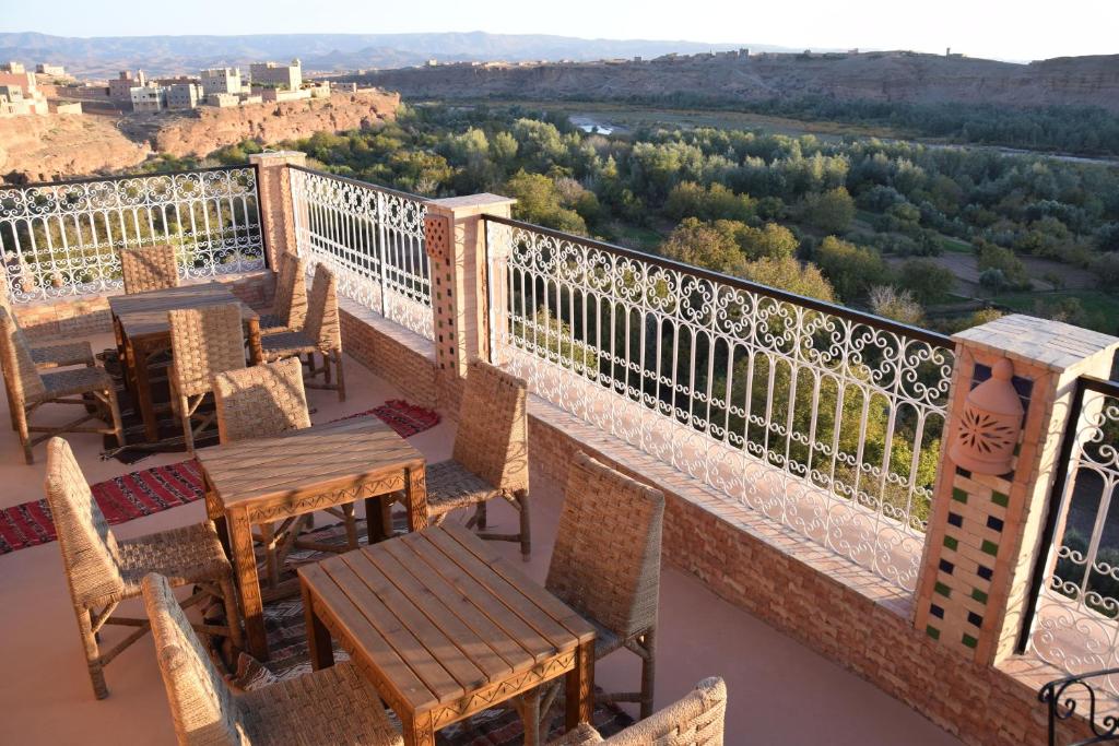 balkon ze stołami i krzesłami oraz widokiem w obiekcie Kasbah Assafar w mieście Kalaat M'Gouna