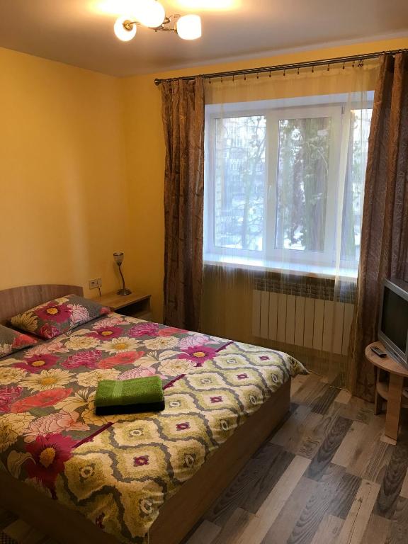 a bedroom with a bed and a window at Киев сдам посуточно ул Доброхотова 28 Daily rent Kyiv st Dobrokhotova 28 in Kyiv
