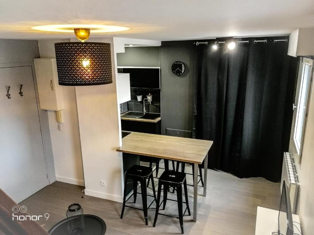 - une cuisine avec une table et des chaises dans la chambre dans l'établissement Appartement Le 146 Bis, avec Parking, à Rennes
