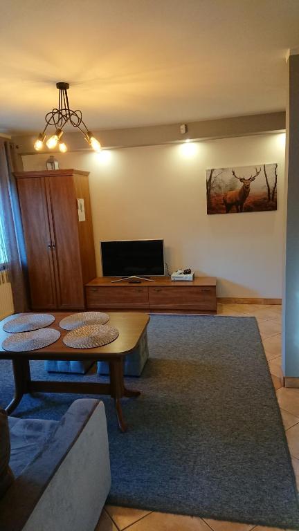 Televízia a/alebo spoločenská miestnosť v ubytovaní BASTÓWKA 2 Apartamenty