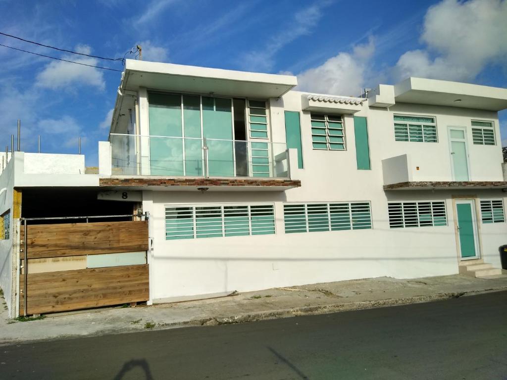 El Yunque White House في ريو غراندي: بيت ابيض وامامه بوابة خشبية