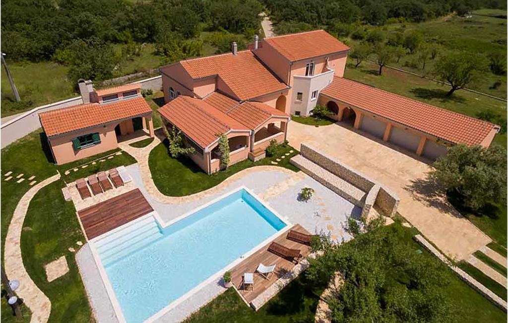 uma vista aérea de uma casa com piscina em Cozy Home In Prkos With Wifi em Prkos