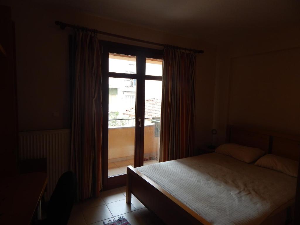 1 dormitorio con cama y ventana grande en Semelis House, en Tesalónica