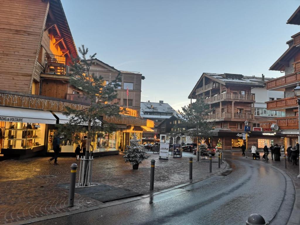 une rue vide dans une ville avec des bâtiments dans l'établissement Apartment 32 Crans-Montana, à Crans-Montana