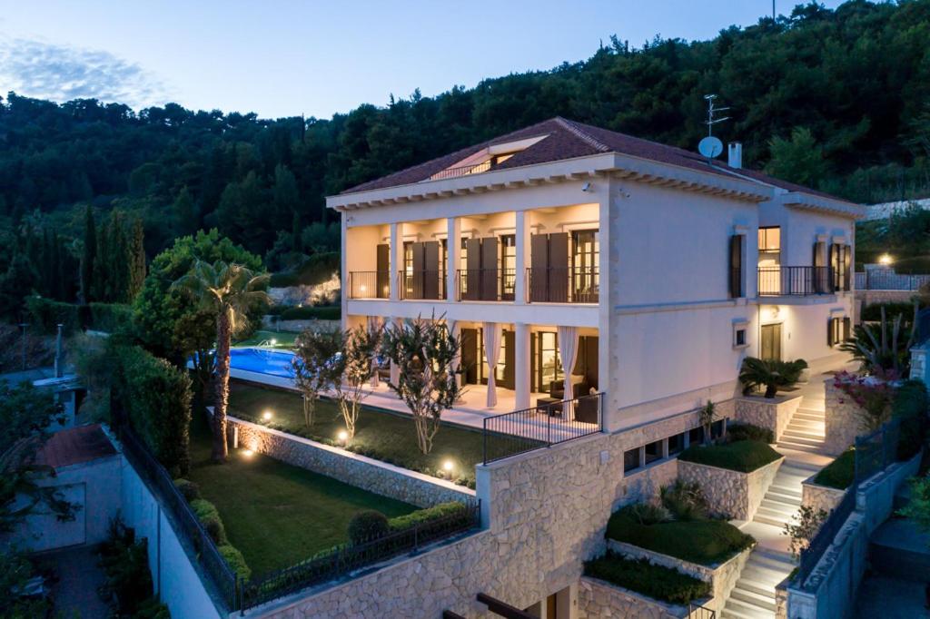 una vista aérea de una casa con jardín en Exclusive Villa Marnano - Split center, en Split