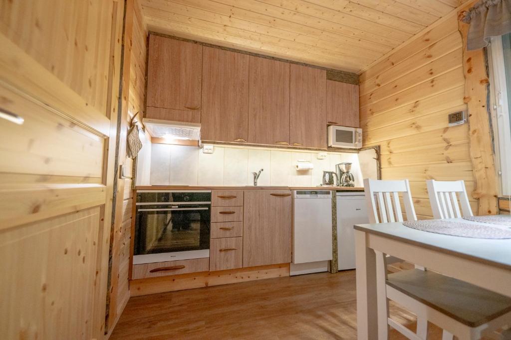 Kuchyň nebo kuchyňský kout v ubytování Ylläksen Yöpuu