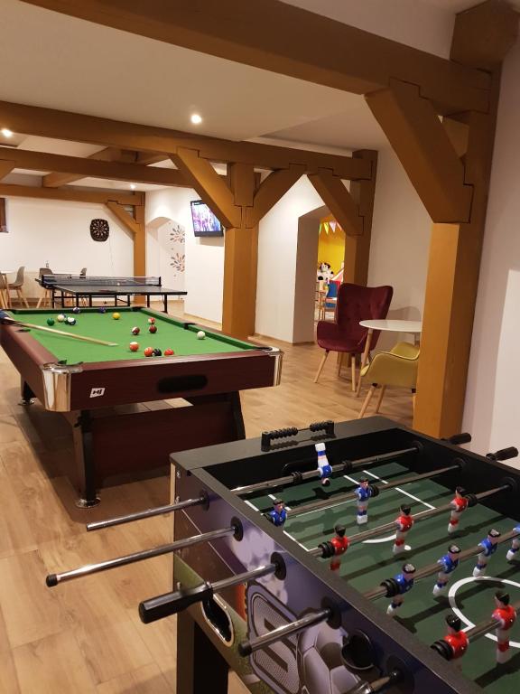 Habitación con mesa de billar y pelotas de ping pong. en Willa Beskid, en Szczyrk