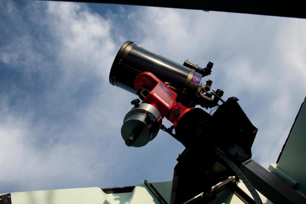 un telescopio sobre un semáforo en Casa dell'astrofilo, en Londa