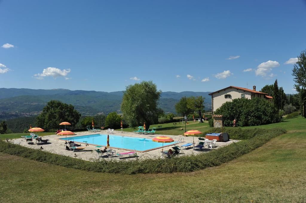 Bazén v ubytování Fattoria di Belvedere nebo v jeho okolí