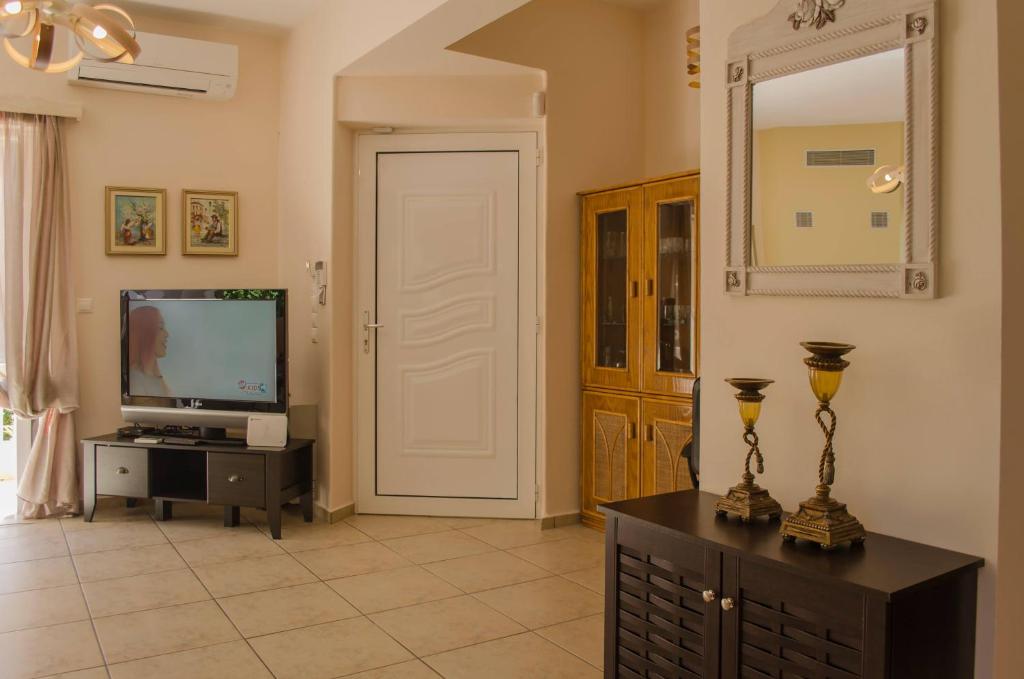 Telewizja i/lub zestaw kina domowego w obiekcie Villa Aretaki