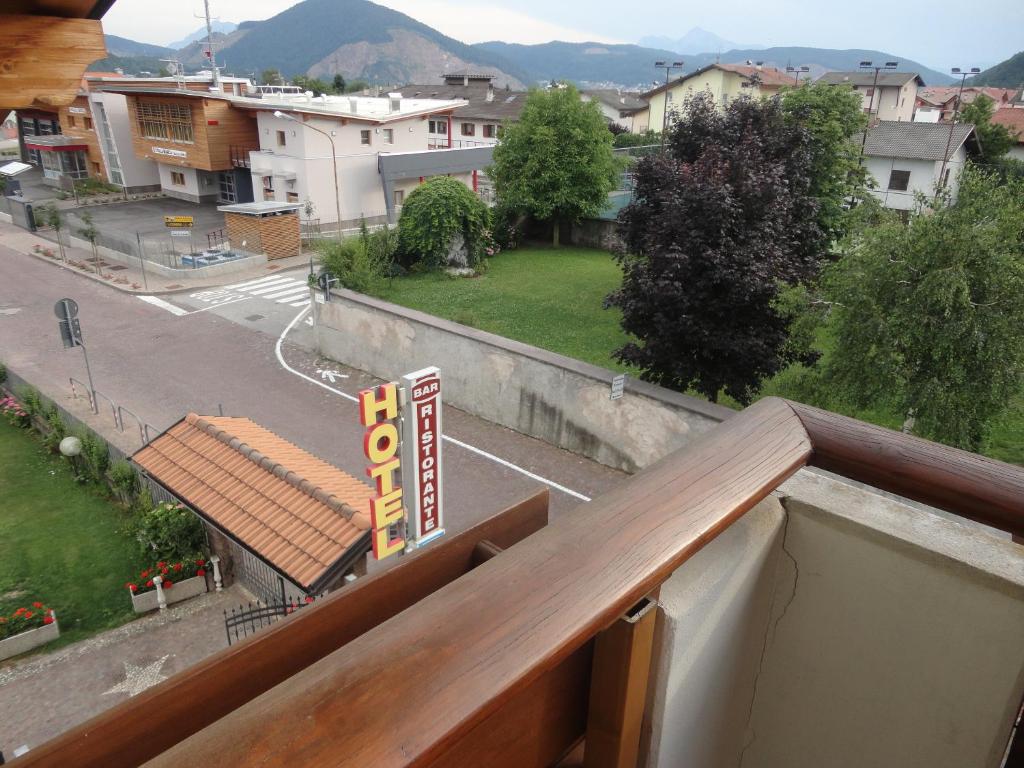 Nespecifikovaný výhled na hory nebo výhled na hory při pohledu z hotelu