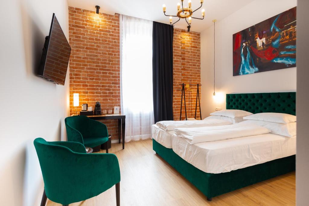 1 dormitorio con 1 cama y sillas en una habitación en SmartRoomsZagreb, en Zagreb