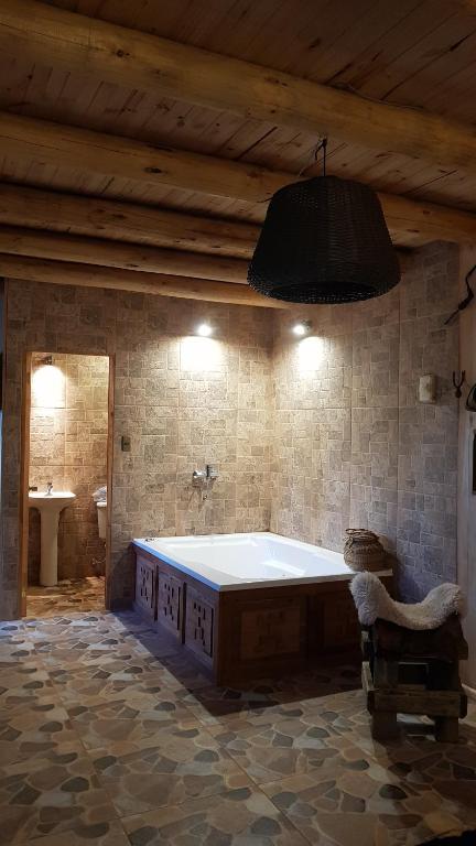 Habitación con baño grande con bañera. en Cabañas Rukas Licantén, en Licantén