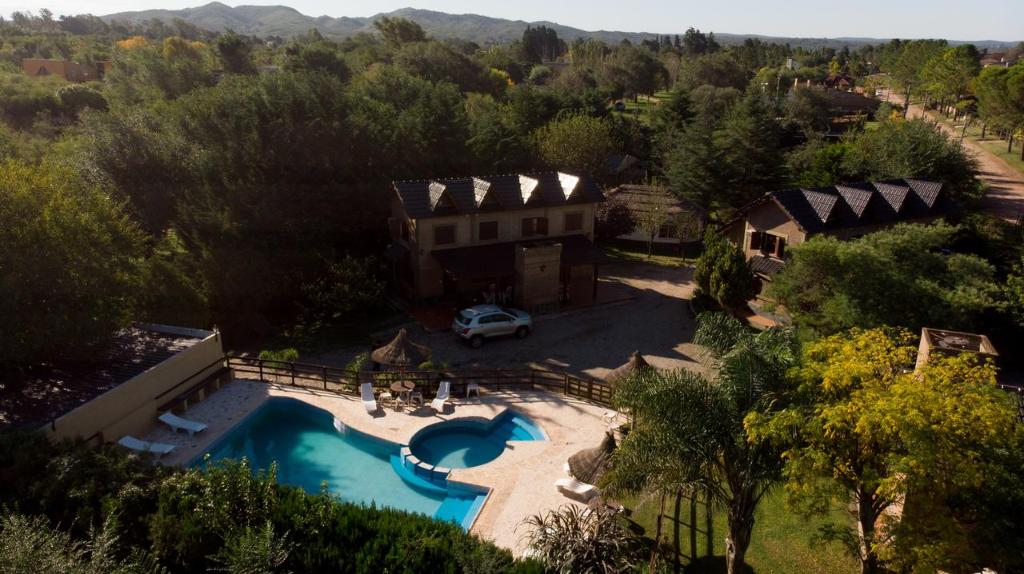 Uma vista da piscina em Cabañas El Vallecito ou nos arredores