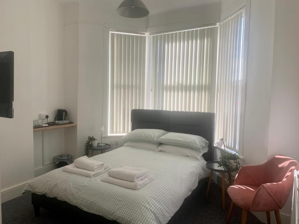 ein Schlafzimmer mit einem Bett mit Handtüchern darauf in der Unterkunft Be My Guest Liverpool in Liverpool