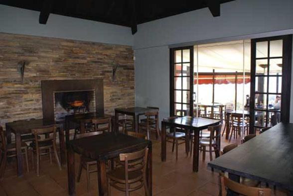 Un restaurante o sitio para comer en Hostal Meson Leira Antiga