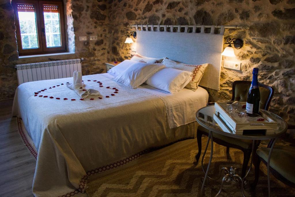 Łóżko lub łóżka w pokoju w obiekcie Casa das Fiadeiras de Nemiña con Jacuzzi