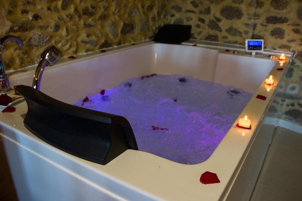 Zdjęcie z galerii obiektu Casa das Fiadeiras de Nemiña con Jacuzzi w mieście Nemiña