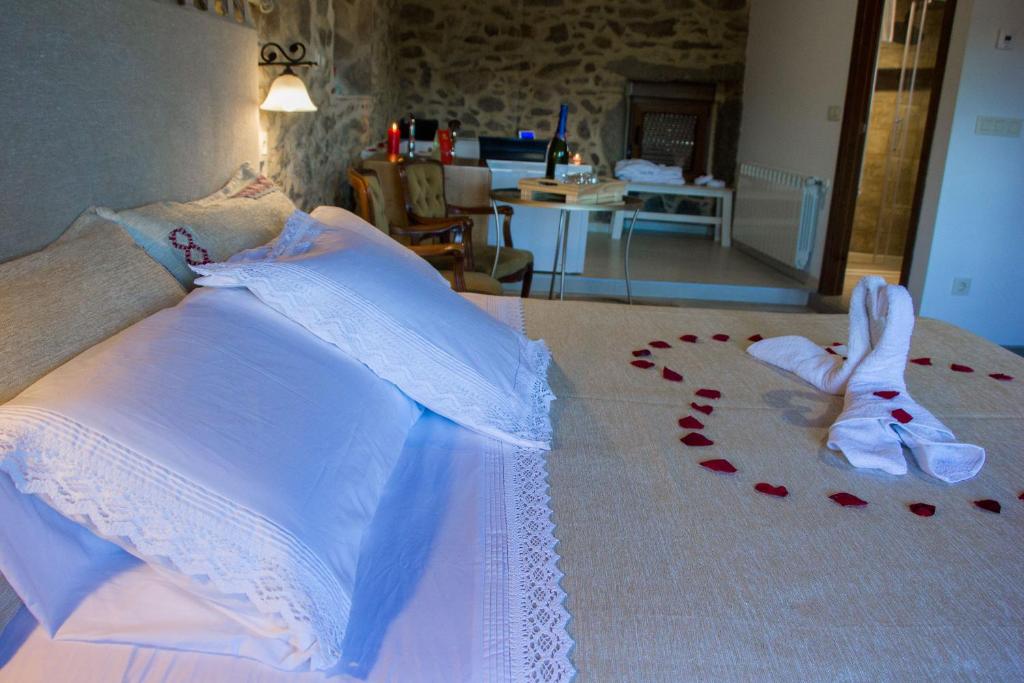 Łóżko lub łóżka w pokoju w obiekcie Casa das Fiadeiras de Nemiña con Jacuzzi